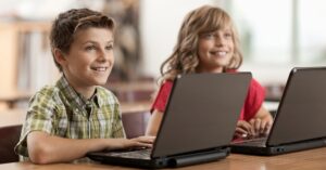 Bambini a Scuola che fanno un progetto di Coding Paidea