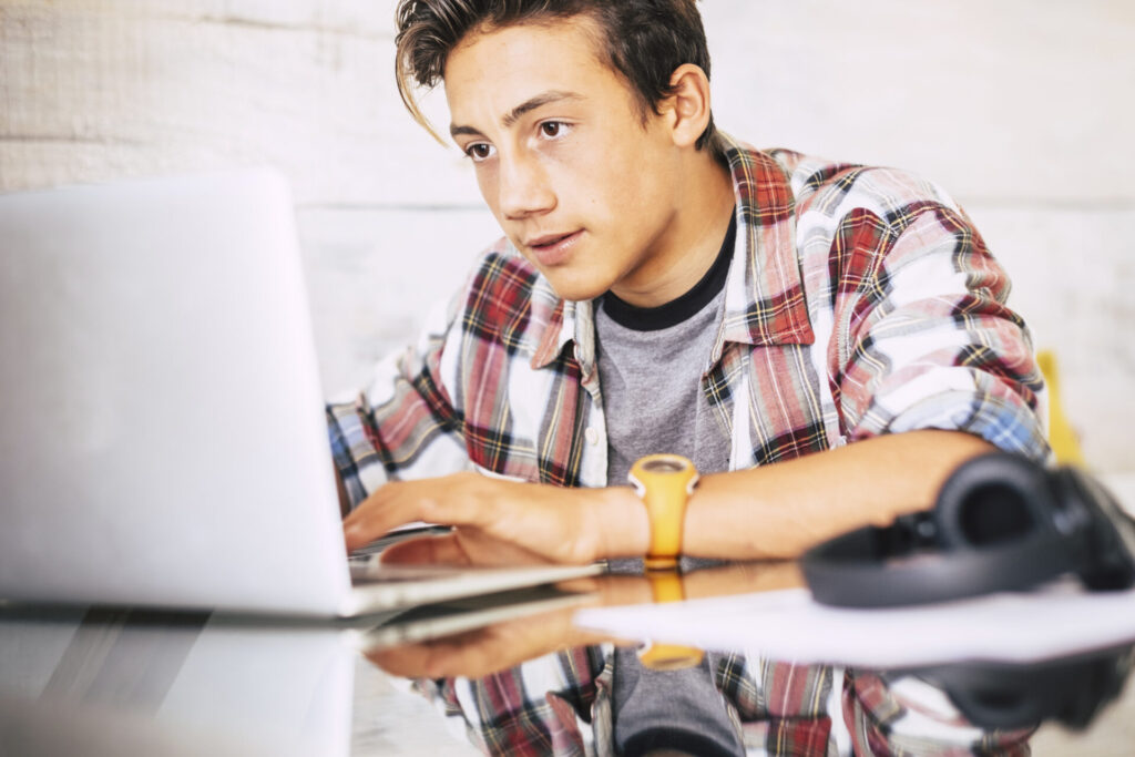 Paidea PCTO Web Design - Ragazzo che studia al pc