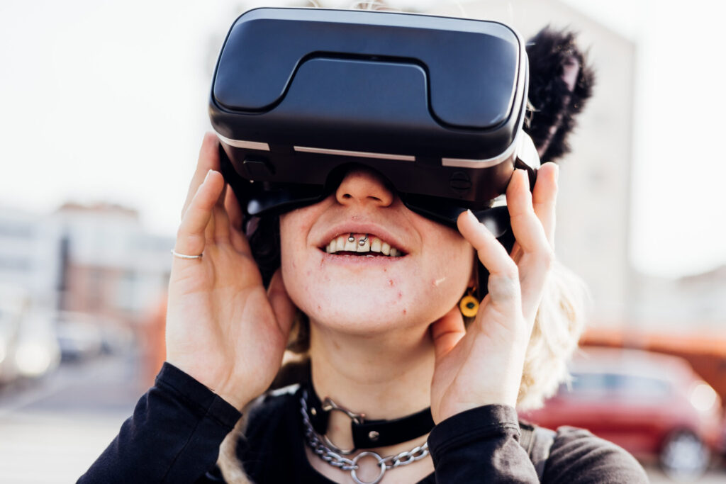 Paidea PCTO Realtà Virtuale - ragazza con visore si diverte