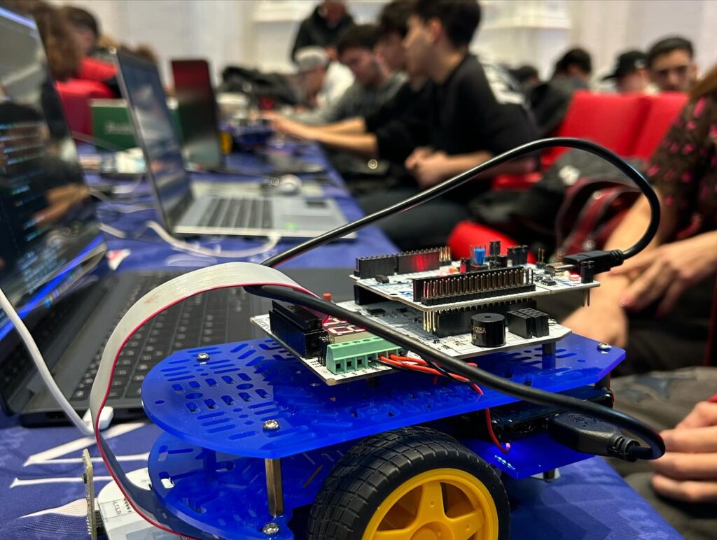 Hackathon Smart City a Valencia: progettare soluzioni IoT e microelettronica per le città del futuro