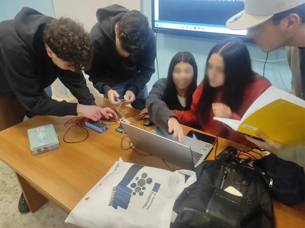 pcto-stem-microcontrollori-paidea-1 PCTO Programmazione con microcontrollori - Paidea