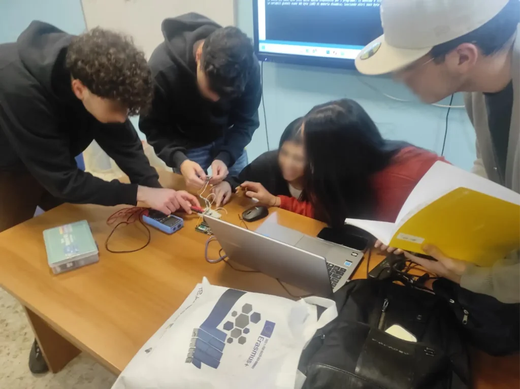 pcto-stem-microcontrollori-paidea-2 PCTO Programmazione con microcontrollori - Paidea